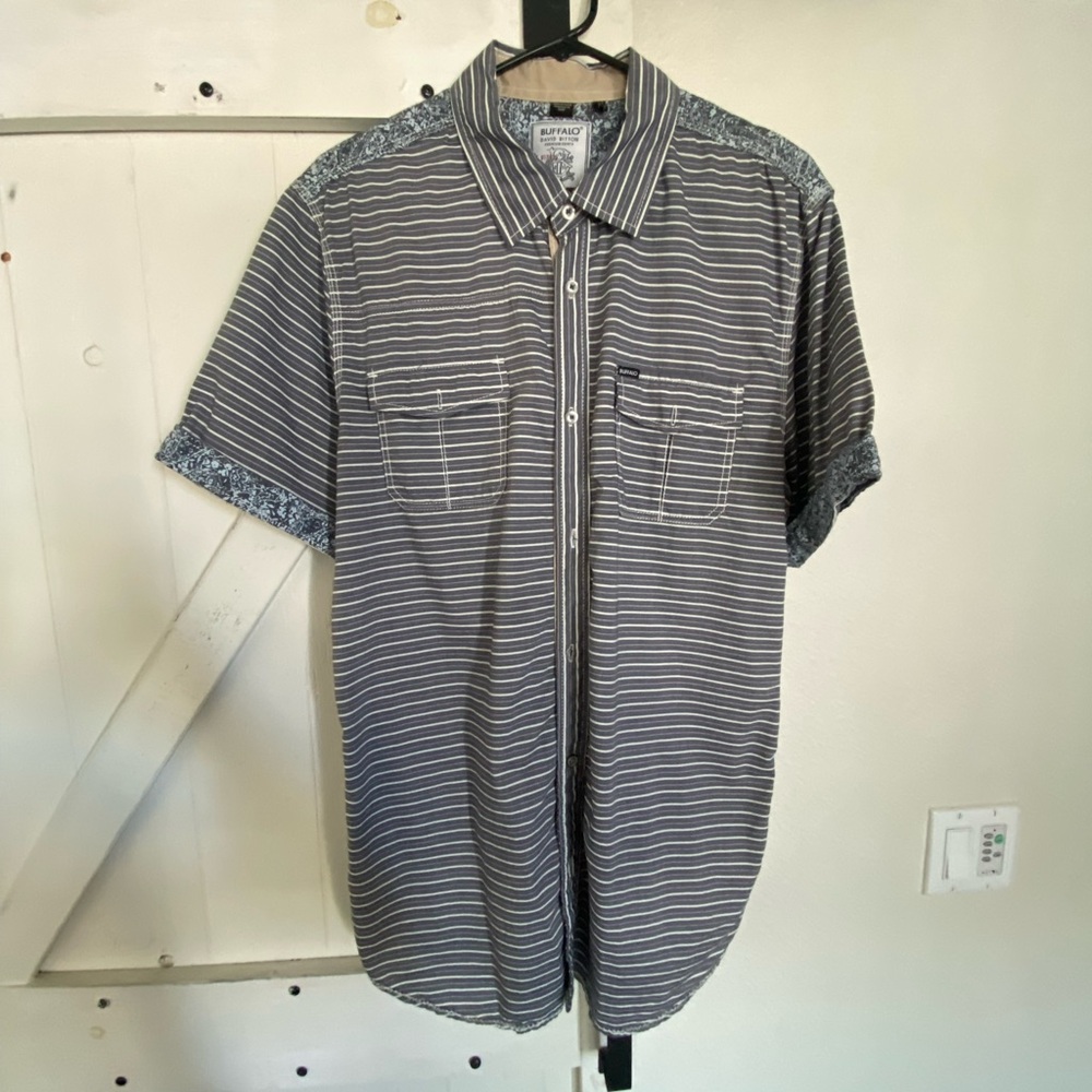 Men’s large short sleeved shirt, fantastic condition.